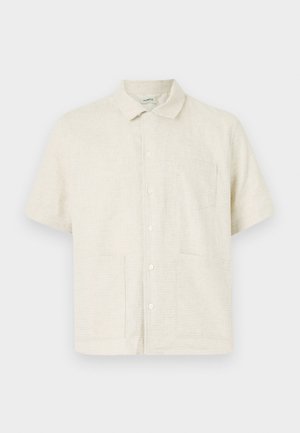 Hellbeige Kurzarmhemd aus strukturiertem Stoff mit durchgehender Knopfleiste, Kragen und zwei Brusttaschen.