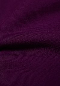 Tief violetter Stoff mit glatter Textur, der ein feines Strickmuster mit leichtem Stretch zeigt, gleichmäßige Farbe und keine sichtbaren Verzierungen.