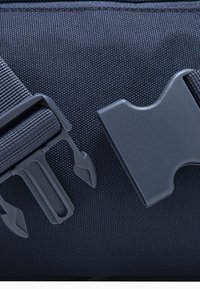 Borsa in tessuto blu-navale con superficie testurizzata, dotata di due fibbie in plastica grigia per una chiusura sicura e spallacci regolabili.
