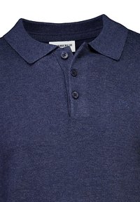 Navyblå stickad polotröja med krage, tre knappslå, och en subtil logodetalj på bröstet, med en mjuk textur.