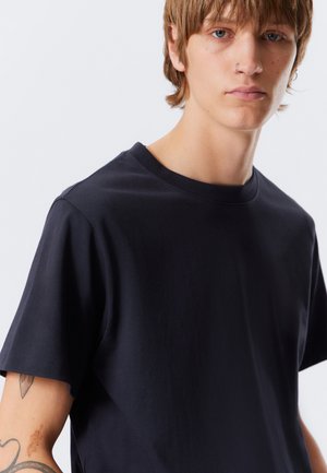 - T-shirt basic