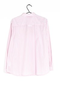 Camicia a maniche lunghe a righe rosa e bianche con colletto, dotata di yoke posteriore e orlo arrotondato. Il tessuto sembra leggero e liscio.