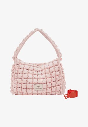 Sac à main matelassé rose avec une large bandoulière, motif carré texturé, étiquette rectangulaire et une bandoulière rouge amovible à côté.