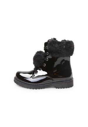 Bottes noires en cuir verni à la cheville avec un col en fausse fourrure, bout rond et lacets noirs ; semelle en caoutchouc avec un profil texturé pour une meilleure adhérence. Détail en pompon sur le devant.