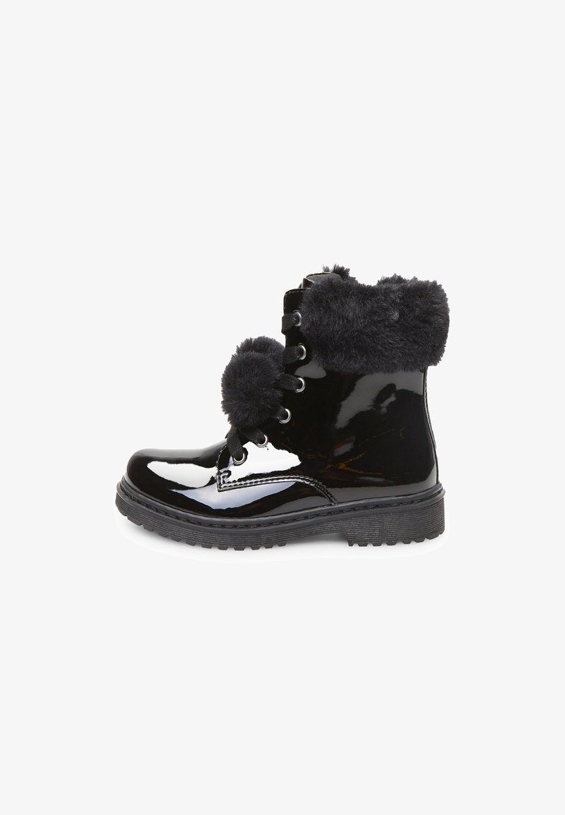 Botine negre din patent, cu guler din blană sintetică, vârf rotund și șireturi negre; talpă din cauciuc cu model texturat pentru aderență. Detaliu pom-pom în față.