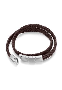 Bracciale in pelle intrecciata marrone con chiusura in argento caratterizzata da un design inciso. Il bracciale si avvolge due volte attorno al polso.