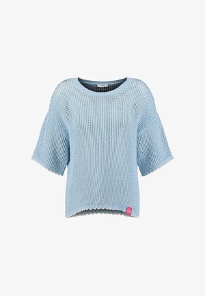 Hellblauer locker gestrickter Kurzarmpullover mit rundem Ausschnitt und gezackten Kanten, mit einem kleinen pinken "LOVE"-Etikett am unteren Saum.
