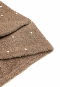 Brązowy, dziany szalik z małymi, srebrnymi, sercowymi ćwiekami rozsianymi po tkaninie, wyeksponowany na białym tle.