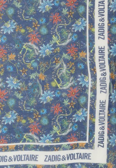 Μπλε ύφασμα με πολυχρωματικό λουλουδένιο σχέδιο σε κόκκινο, πορτοκαλί, μπλε και πράσινο, περιβαλλόμενο από λευκή ταινία με επαναλαμβανόμενο κείμενο "ZADIG & VOLTAIRE" σε ναυτικό μπλε.