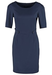 Robe bleu marine longueur genou avec manches courtes, encolure ronde, taille cintrée et deux boutons décoratifs sur la taille devant.