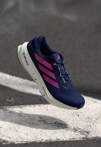 adidas Performance SUPERNOVA RISE 2 - Tenisice za cestovno trčanje - halo silver/shock pink/dark blue