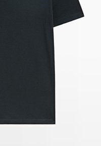 Sort t-shirt med rund halsudskæring og korte ærmer. Lavet af blødt, glat stof med rene kanter og en lige kant.