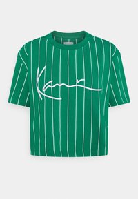 Zielona krótka koszulka z krótkim rękawem, z białymi pionowymi paskami oraz haftowanym, kursywnym wzorem z przodu. Materiał bawełniany.