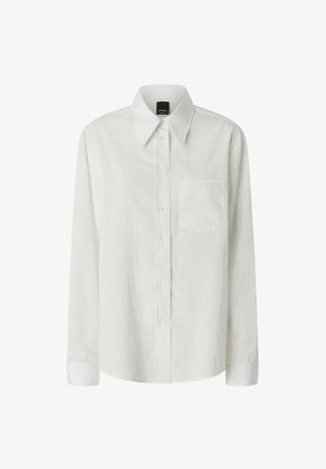 Camicia bianca a maniche lunghe con righe verticali, chiusura a bottoni frontale, colletto classico, taschino singolo sul petto e polsini a righe a contrasto.