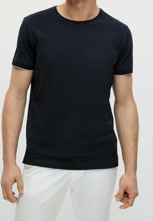 Schwarzes Baumwoll-T-Shirt mit kurzen Ärmeln, Rundhalsausschnitt und weißem Saum entlang des Kragens und der Ärmelsäume. Einfaches und tailliertes Design.