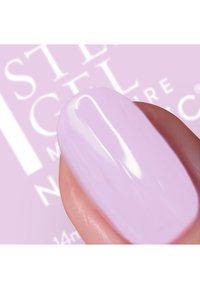 Ljus lila gelnagellack på en fingertopp. Den lackade ytan är glansig med en jämn textur, har en rund form och subtil färgvariation.