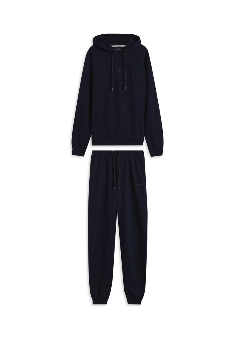 Conjunto de sudadera con capucha y pantalones deportivos azul marino, confeccionado en tela suave. La sudadera con capucha incluye cordón ajustable y bolsillo tipo canguro; los pantalones cuentan con una cintura elástica.