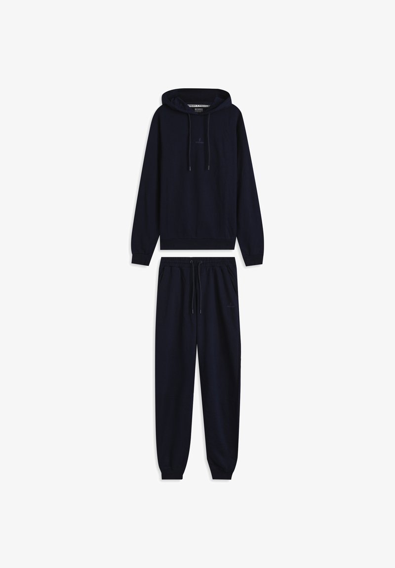 Conjunto de sudadera con capucha y pantalones deportivos azul marino, confeccionado en tela suave. La sudadera con capucha incluye cordón ajustable y bolsillo tipo canguro; los pantalones cuentan con una cintura elástica.