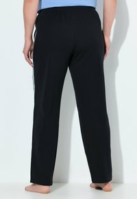 Czarne, luźne spodnie z elastycznym pasem i bocznymi paskami. Miękka, elastyczna tkanina; proste nogawki bez widocznych wzorów ani ozdób.