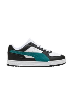 Sneaker Puma basse in pelle bianca e nera con striscia laterale turchese e lacci bianchi su suola bianca.