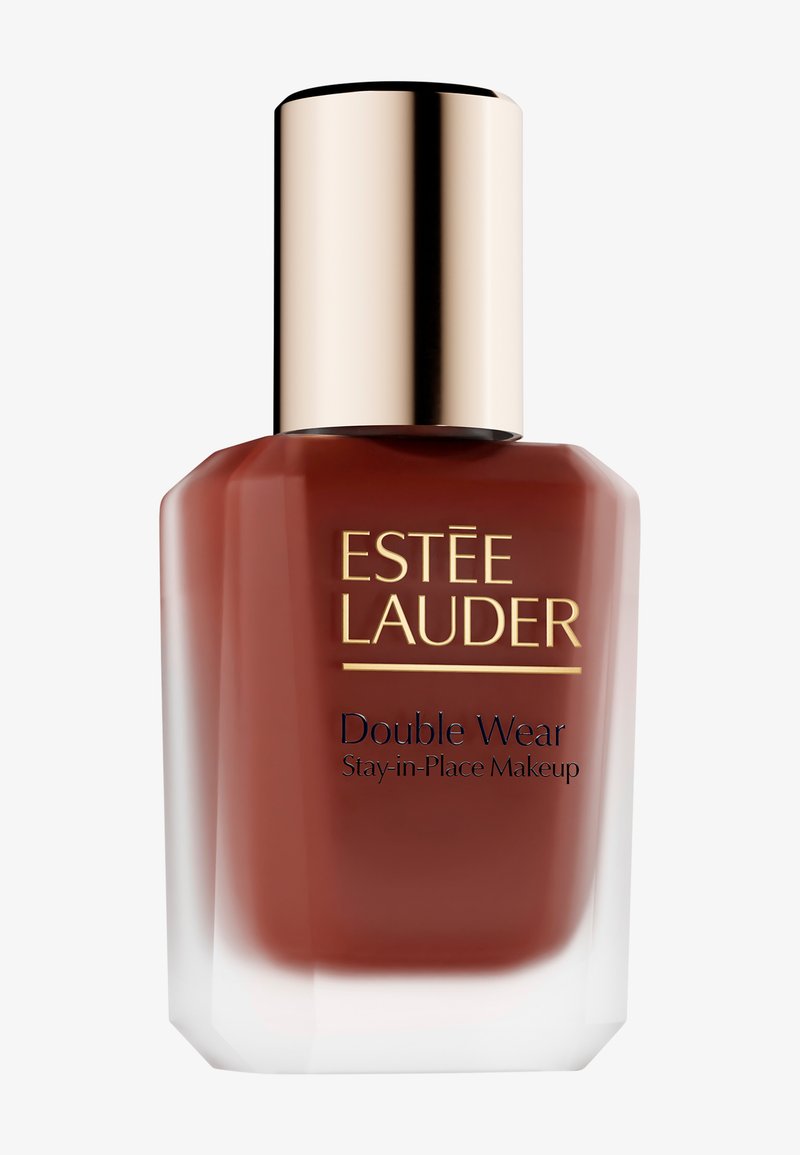 Estee Lauder Double Wear Foundation in einer quadratischen Glasflasche. Braune Flüssigkeit, goldener Deckel und Logo in eleganter Schrift auf der Vorderseite der Flasche.