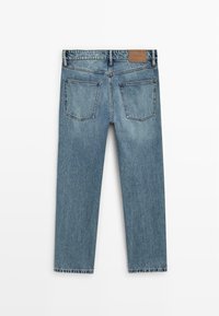 Jean en denim bleu clair avec une coupe droite, doté de deux poches arrière et d'une étiquette en cuir marron à la ceinture.