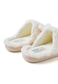 Pantofole bianche pelose con retro aperto, in morbido tessuto, con suole interne imbottite e una suola in gomma di colore chiaro. Include un'etichetta del marchio multicolore.