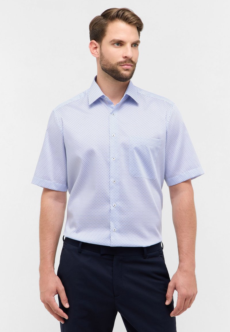 Kurzarm-Hemd mit Knöpfen aus hellblauem Stoff mit geometrischem Muster, ausgestattet mit einem Kragen und einer einzelnen Brusttasche.