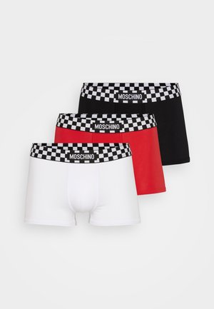 Três pares de boxers nas cores branca, vermelha e preta, com cinturas em padrão de tabuleiro de xadrez e o logótipo "MOSCHINO".