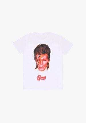 T-shirt bianca in cotone con una stampa grafica di un volto caratterizzato da un design di fulmine arancione e il testo "Bowie" in grassetto rosso sottostante.
