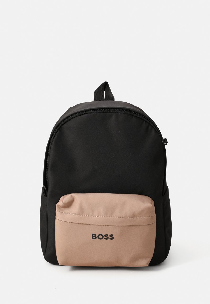 Mochila de tecido preto com um bolso frontal bege. O bolso possui um zíper e o nome da marca "BOSS" impresso em preto.
