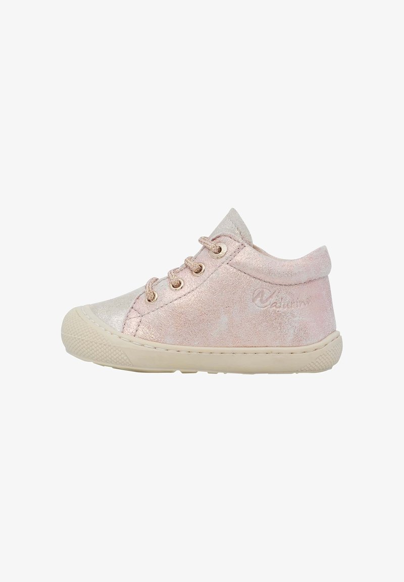 Baskets enfant rose métallisé à lacets avec semelle en caoutchouc beige et col rembourré à la cheville, vue de côté sur fond blanc.