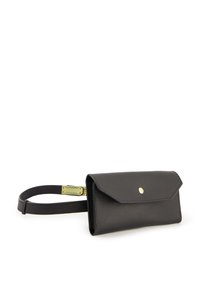 Schwarze Leder-Gürteltasche mit strukturiertem Finish, umschlagbarem Deckel und Verschluss mit Goldton. Verfügt über einen schlanken Riemen für sicheren Tragekomfort.