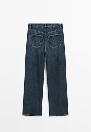 Dunkelblaue Jeanshose mit weitem Bein, fünf Taschen und sichtbaren Nähten. Die Rückansicht zeigt zwei Gesäßtaschen und einen geraden Schnitt.