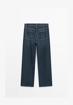 Tmavě modré džínové kalhoty s širokým střihem, pěti kapsami a viditelným šitím. Zadní pohled ukazuje dvě zadní kapsy a rovný střih.