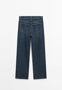 Mörkblå denimbyxor med vida ben, fem fickor och synlig sömnad. Baksidan visar två bakfickor och en rak skärning.