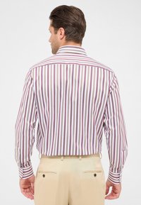 Lange mouwen button-up shirt met smalle kastanjebruine en witte strepen, voorzien van een puntkraag en manchetten met één knoop. Getextureerde stof.