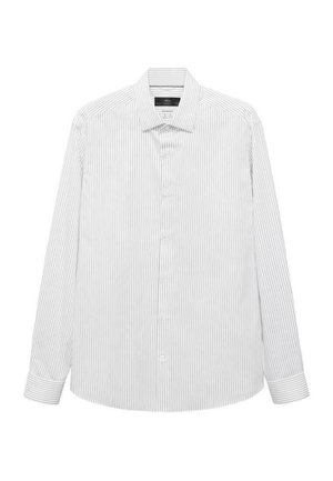 Camisa de dress de manga larga en blanco con finas rayas verticales en navy, con cierre de botones en la parte delantera, cuello clásico y puños de un botón. Textura de tela suave.