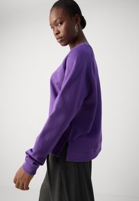 Marc O'Polo DENIM RAGLAN SLEEVES - Melegítőfelső - active purple