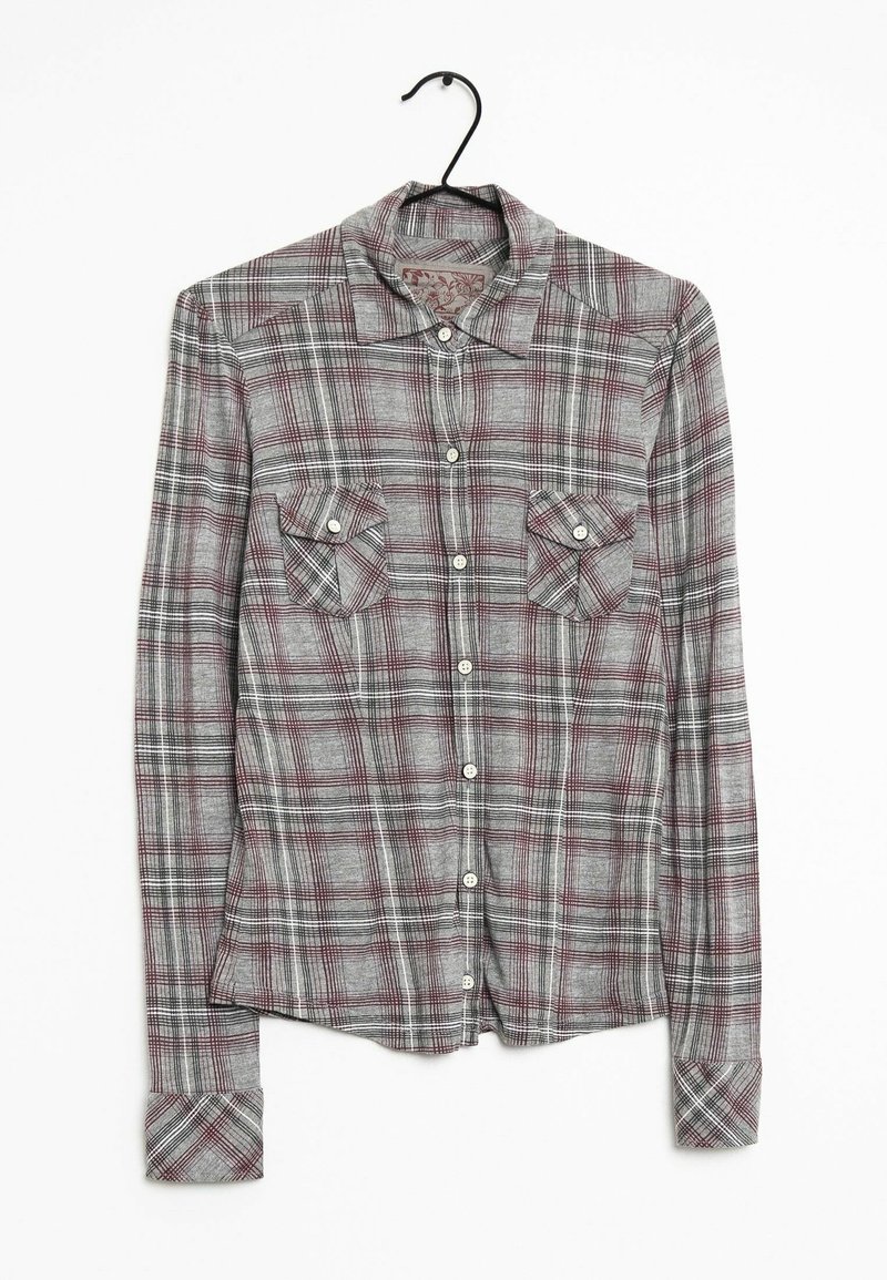 Chemise à manches longues en tartan présentant des couleurs grises, noires et bordeaux, avec deux poches poitrine et une fermeture à boutons, fabriquée en tissu léger.