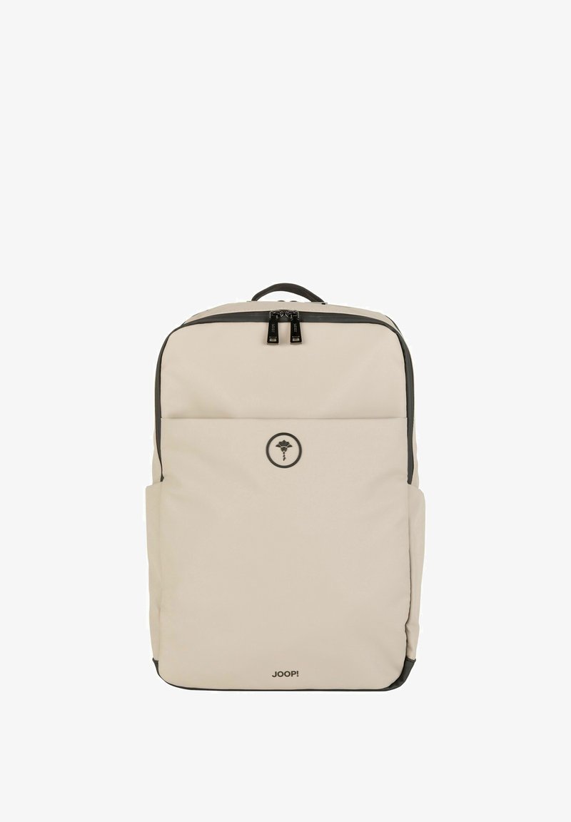 Zaino beige in tessuto strutturato con accenti grigio scuro, manico superiore, chiusura con doppia cerniera e patch logo al centro della parte anteriore.