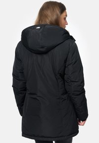 Zwarte geïsoleerde winterjas met een capuchon, met een gladde textuur, lange mouwen en een licht getailleerde silhouet bij de taille.