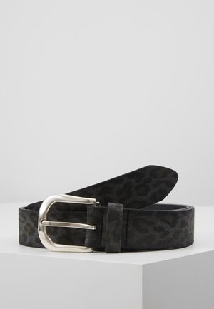 Ceinture en suède noir avec un motif léopard, dotée d'une boucle en métal argenté et d'un passant en cuir simple. Texture lisse avec un design élégant.
