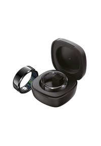 Zwarte ronde slimme ring deels in een compacte zwarte oplaadcase. De case heeft een glanzende afwerking en een opening voor de ring.