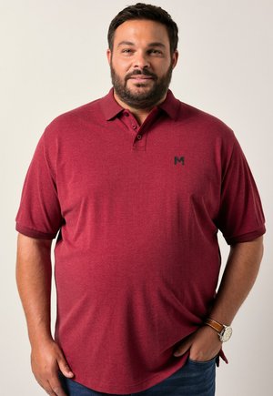 Polo burdeos con cuello y mangas cortas. Presenta un pequeño logo negro en el lado izquierdo del pecho, hecho de una tela suave.