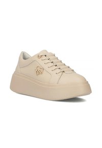 Beżowe sneakersy na platformie z gładką skórzaną powierzchnią, zaokrąglonym noskiem, sznurowanym przodem oraz małym, serduszkowym akcentem w kolorze złotym po boku.