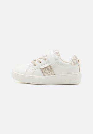 Bele tene shoje z zlatimi poudarki na trakcu, z vzorčasto stransko ploščo in minimalističnim dizajnom. Michael Kors blagovna znamka na podplatu.