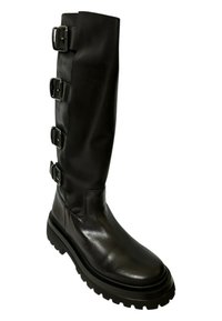 Bota negra de cuero liso hasta la rodilla, que presenta tres correas metálicas de hebilla y una suela de goma gruesa para mayor tracción.