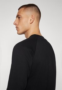 Kappa CREW NECK SMAL LOGO - Sweatshirt - caviar