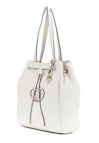 Witte leren tote bag met een trekkoordsluiting, een gladde textuur, zilveren hardware en een logo-embleem aan de voorkant; lange schouderbanden.